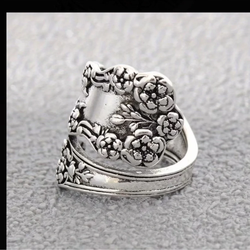 Vintaged Flower Engraved Spoon Ring - Picture 5 of 7